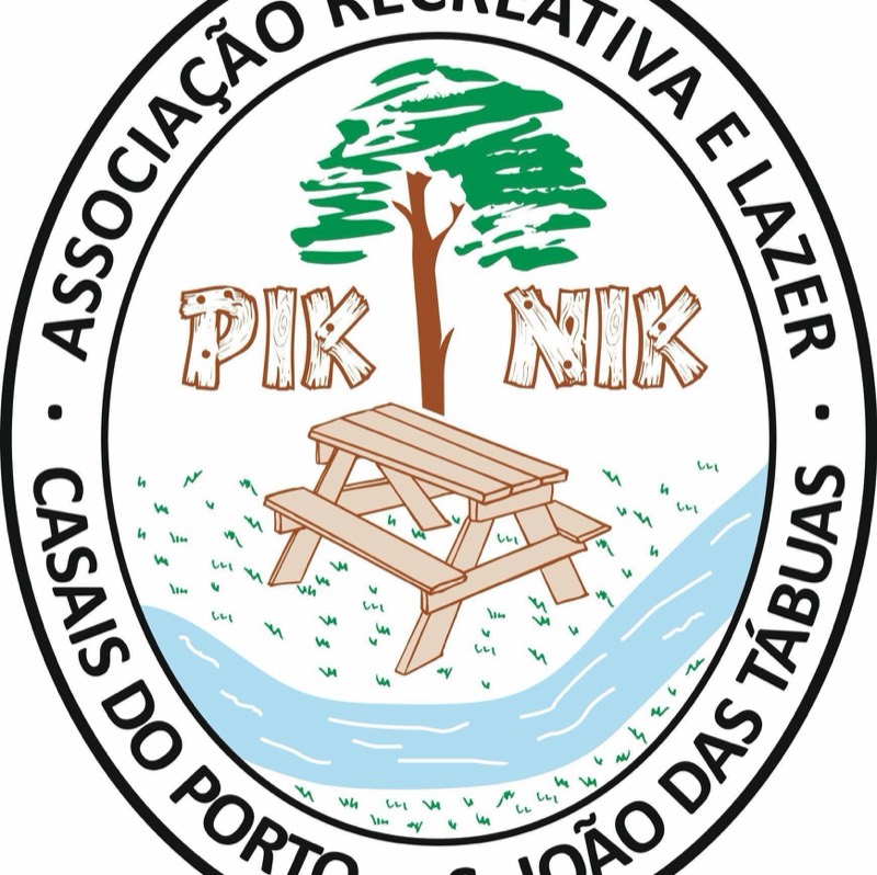 Emblema oval da Associação Recreativa e de Lazer do Pik-Nik: um pinheiro e uma mesa de piquenique de madeira sobre a relva, à beira de um ribeiro, com o nome desenhado em letras de tábuas e a designação da associação a toda a volta.